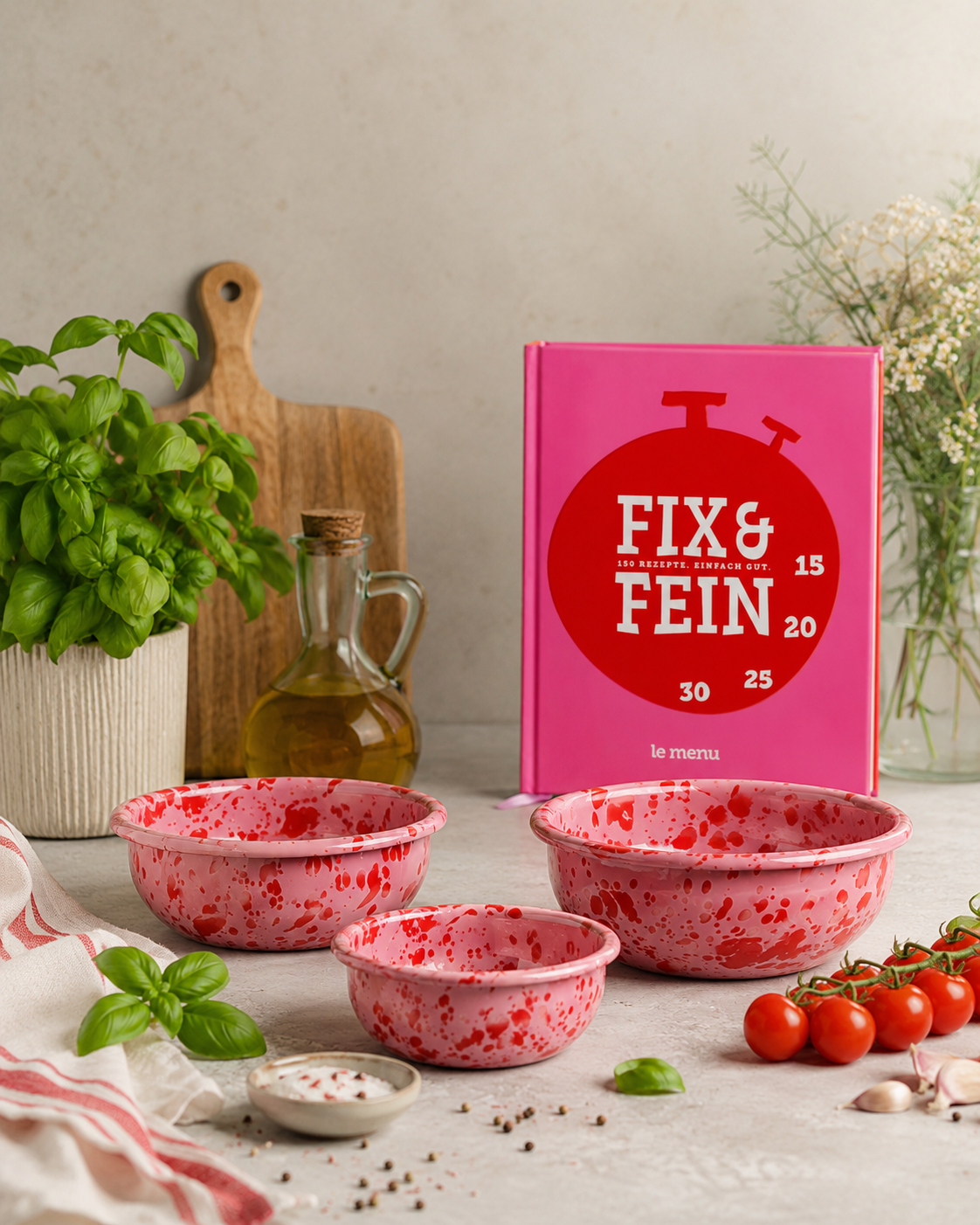pinkes Fix&Fein Kochbuch von le menu und drei rosa Bowls von Emaé Studio